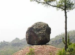 铜石岭上“飞来石”